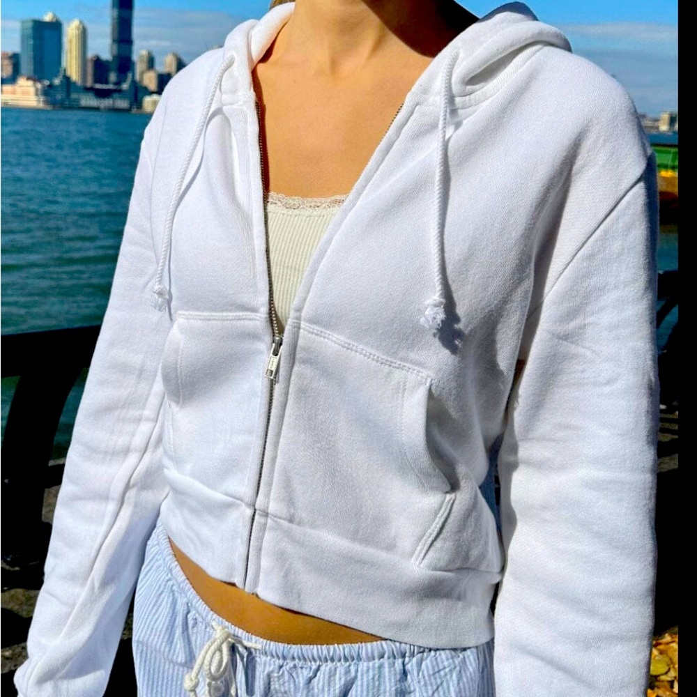Super soft cropped fleece-lined hoodie with a zip-up front and side pockets 🤍